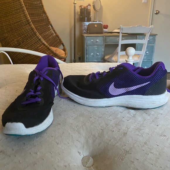 purple nike tennis shoes